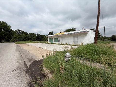Photo of 1813 Portland Avenue, Fort Worth, TX 76102 (MLS # 21308025)