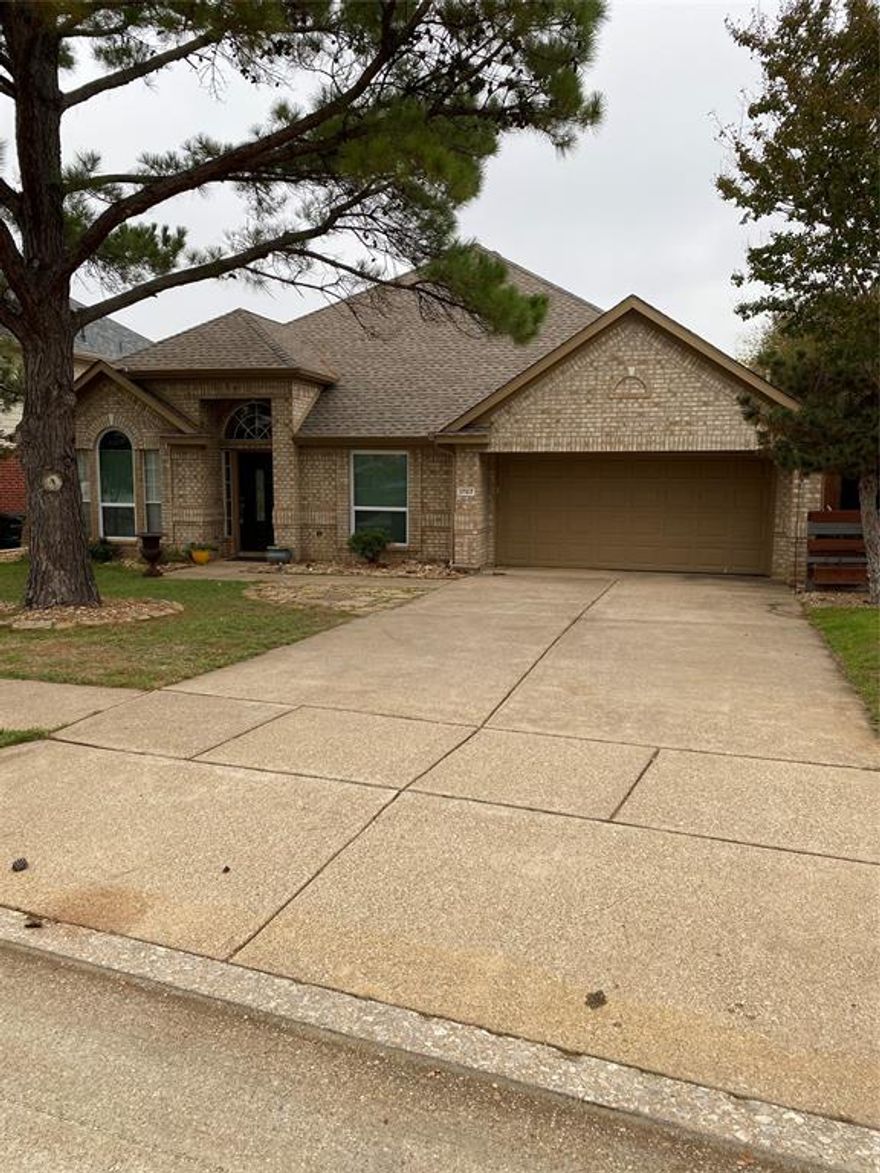 Beautiful spacious home located in the heart of Corinth easy access to I-35. Two Bonus rooms and built in Pool as well. Great home in a very nice quiet neighborhood. This is a must see it wont last long.
Weekly Pool Service & Upkeep is included in the rental price.