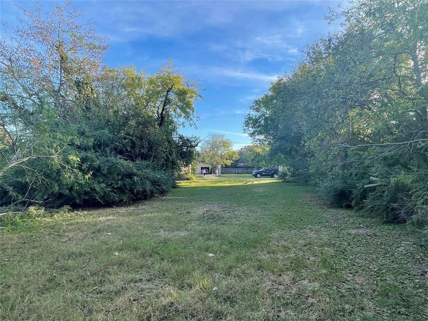 Great location near Sylvan and Canada DR. Build your dream home.  Close to Trinity Grove, Downtown Dallas. Need to see!!! Home was demolished years back .
Careful when walking on the property. Previous water meter is covered with pieces of wood. Lot is leveled an clear. There is a proposal for the 
name of the street to be changed.
Buyer to verify all information contained herein including schools ,taxes and lot size.