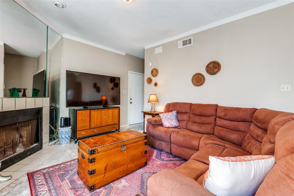 Oaks Of Lakewood Condo - Residential