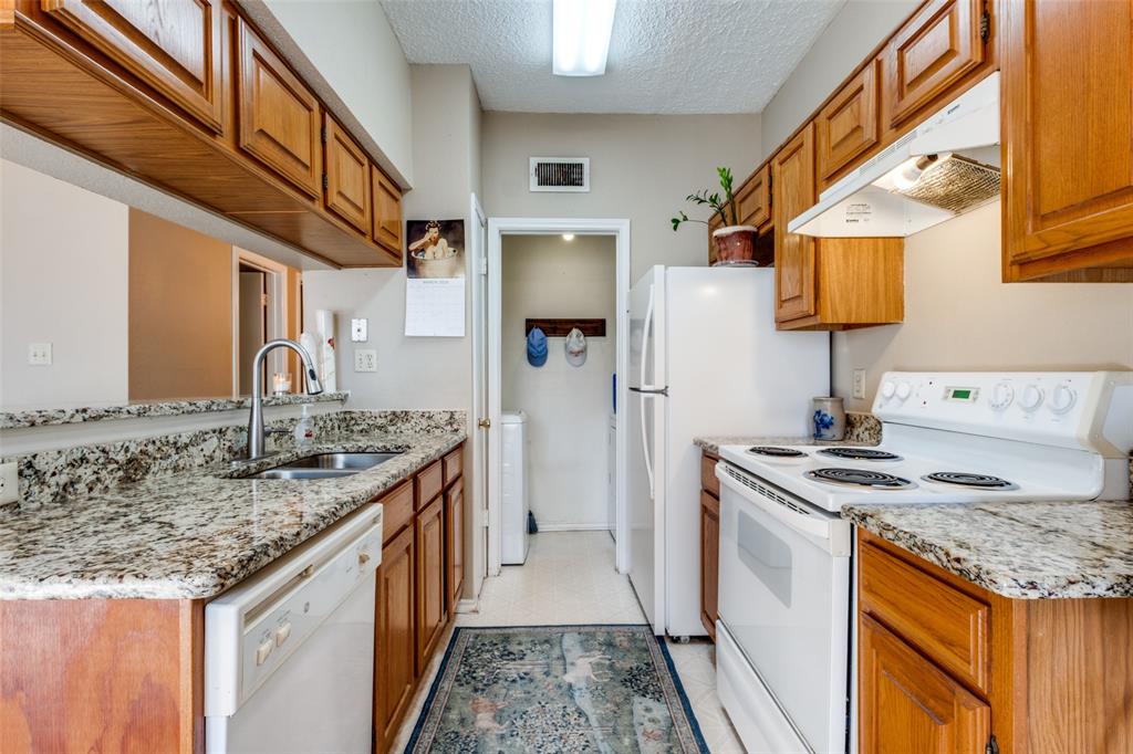 Oaks Of Lakewood Condo - Residential