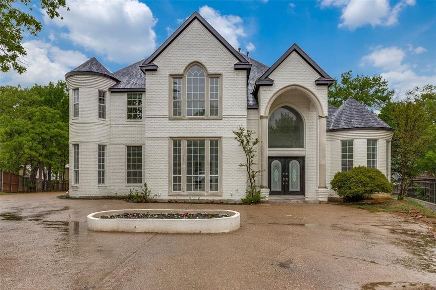 Beautifully remodeled residence in the desirable Tiffany Park Subdivision, located in Arlington ISD. The home features brand new roof, flooring, ,fully remodeled kitchen and bathrooms! The kitchen and main living area overlook your backyard ,an abundance of windows that invite plenty of natural light! The primary suite features a second fireplace, a lushly appointed bathroom and soaking tub, and a walk-in closet. 4 bedrooms, 3 bathrooms
Comfortable, roomy and built for today's busy lifestyle,This impeccable home is simply a golden opportunity!