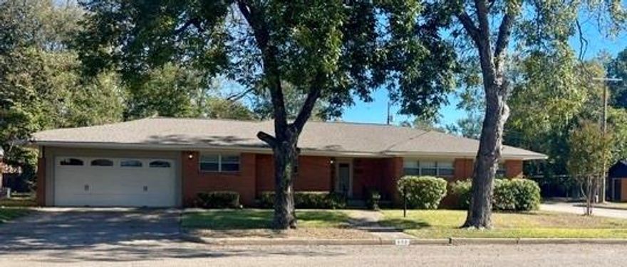 HUGE PRICE DROP  !!!!     GARAGE DOOR BEING REPLACED THE FIRST WEEK OF DECEMBER  !!!
MID-CENTURY RANCH HOME , WITHIN WALKING DISTANCE TO DOWNTOWN HISTORIC MINEOLA ! ROOF REPLACED 2020, INTERIOR FULLY PAINTED 2021, HARDWOODS, TILE, AND CARPET, BLINDS THROUGHOUT, GRANITE IN KITCHEN, ELECTRIC DOUBLE OVEN, 5 BURNER GAS STOVE TOP, LARGE BUILT IN BUFFET WITHUPPER & LOWER CABINET STORAGE, BREAKFAST BAR, 2 DINING AREAS , NOOK AND FORMAL , DEN ANDFORMAL LIVING AREAS, MOCK FIREPLACE, LARGE MASTER SUITE , AND 2 ROOMY BEDROOMS , LARGECEDAR CLOSET, DETACHED SHOP WITH 3RD GARAGE SPACE AND PLENTY OF STORAGE. FENCED BACK YARD, SPRINKLER SYSTEM, HUGE STORAGE ROOM NEXT TO GARAGE, NICELY LANDSCAPED YARD , SCREENED BACK PORCH