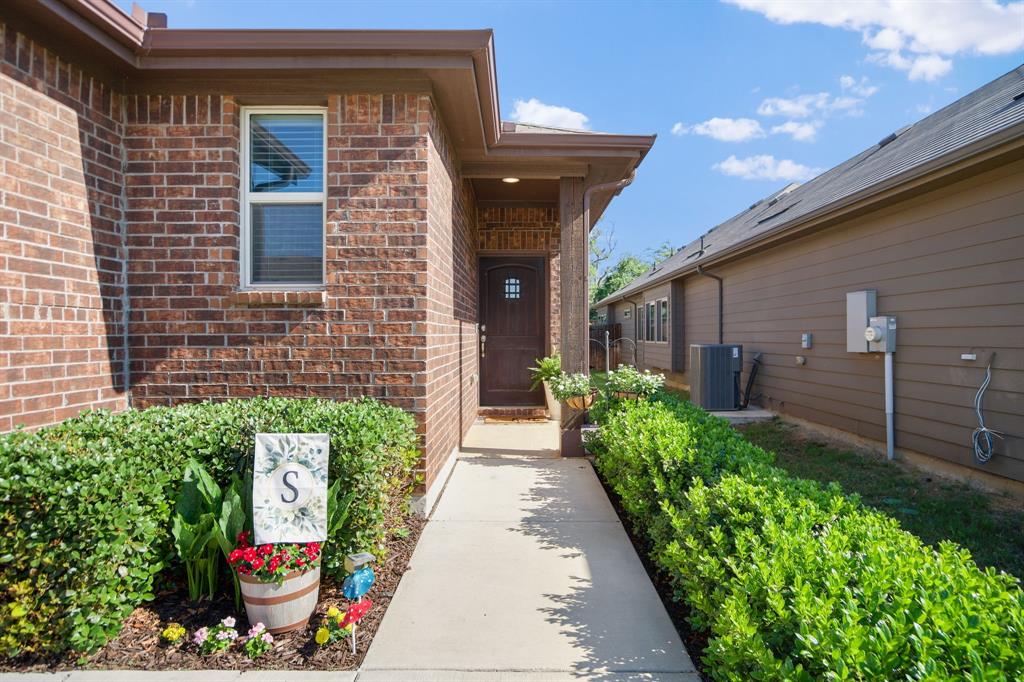589 Concho Street