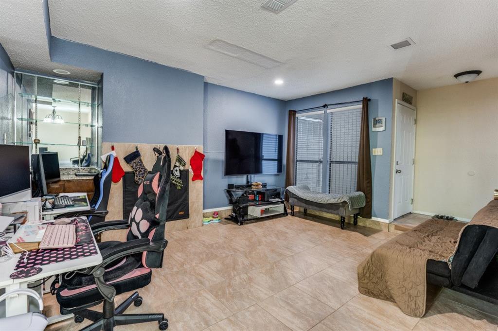 2040 Fleur De Lis Court