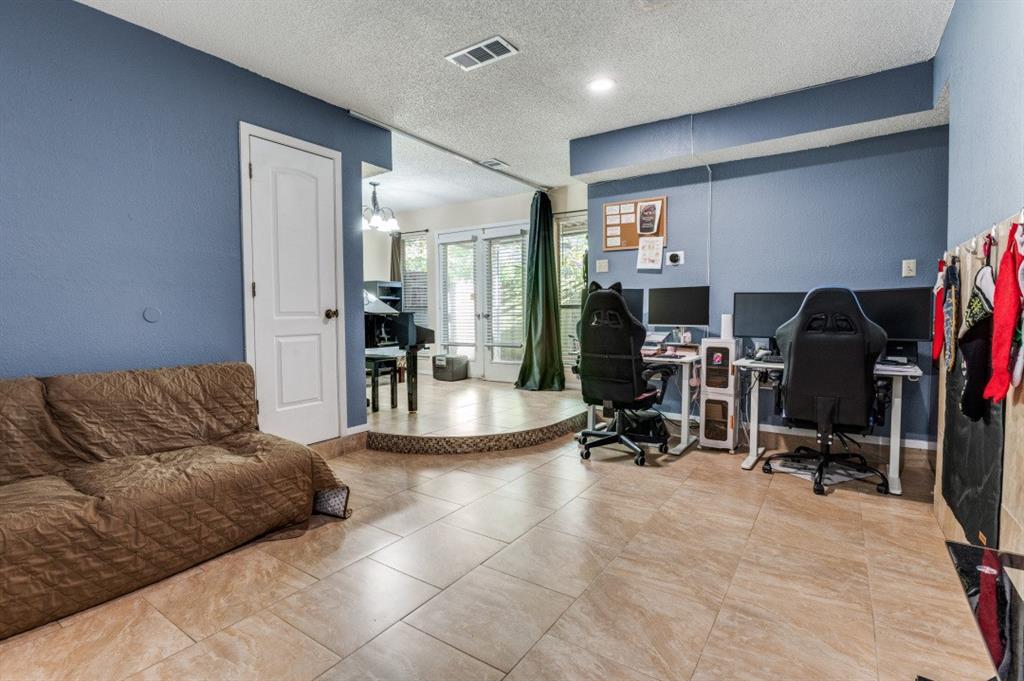 2040 Fleur De Lis Court