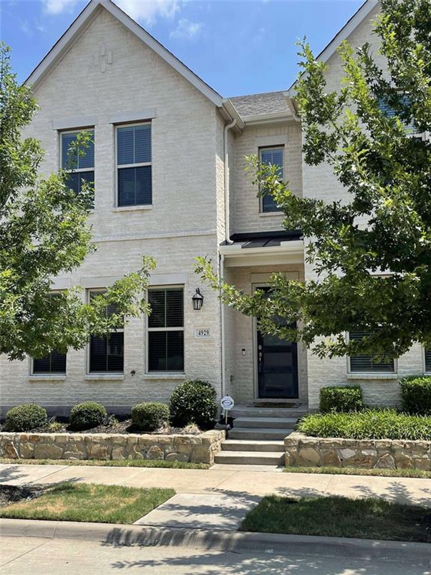 Charming 3-Bedroom, 2.5-Bath Townhome for Lease Frisco ISDThis beautiful townhome offers an inviting layout with spacious living areas and modern finishes, ideal for both comfort and entertaining. The well-appointed kitchen boasts ample counter space for meal preparation, an island with a built-in double sink, and bar seating, making it perfect for gatherings.Upstairs, the master suite features two generous walk-in closets and a luxurious walk-in shower, complemented by convenient double sinks. Two additional bedrooms share a full bath and each offers its own walk-in closet. The utility room, conveniently located just steps from the bedrooms.
