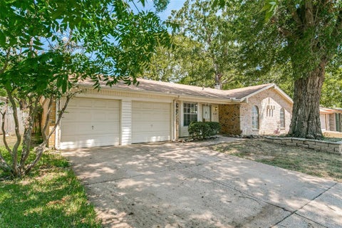 Photo of 1117 S Thornbush Circle, Arlington, TX 76013 (MLS # 21366108)