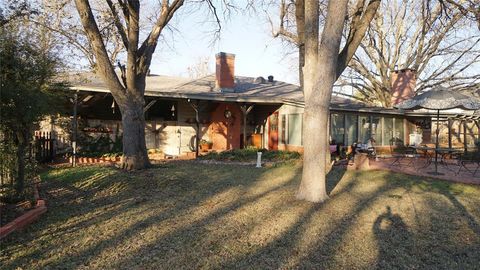 A home in Honey Grove