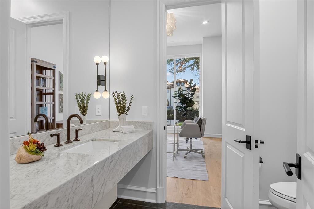 6011 Lakehurst Avenue