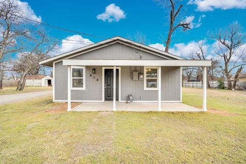 Photo of 616 Sabine Avenue, Cleburne, TX 76031 (MLS # 21178886)