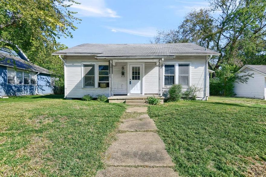 Check out this 2 bedroom, 1 bathroom house in the Inglish Addn being SOLD AS-IS.  This house is 1008 sqft and is perfect for an investor looking to flip your next house or a first time home buyer looking for a fixer upper.  Schedule your appointment today and see what this house has to offer.  You don't want to miss out on this investment opportunity.