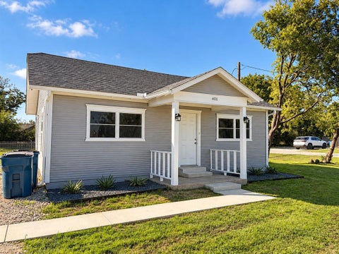 Photo of 401 N Frontage Road, Valley View, TX 76272 (MLS # 21416067)