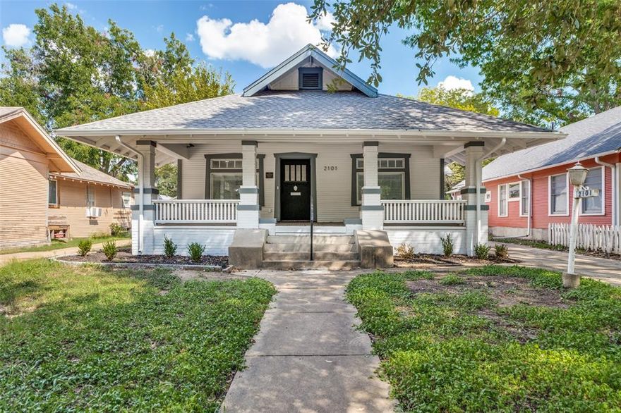 Welcome to this beautifully renovated Craftsman home located in Historic Fairmount. This property boasts three generously sized bedrooms and two full bathrooms, providing ample space for comfortable living. The open floor plan invites you into a gourmet kitchen, equipped with stainless appliances and sleek quartz countertops, perfect for those who love to cook and entertain. The spacious primary bedroom features an ensuite bath, offering a private retreat within the home. The entire house has been thoughtfully renovated throughout, with designer finishes adding a touch of elegance and sophistication. This home seamlessly blends modern amenities with classic Craftsman charm, making it a truly unique find in the heart of Fort Worth. The home is available for a short term lease through July 2026.