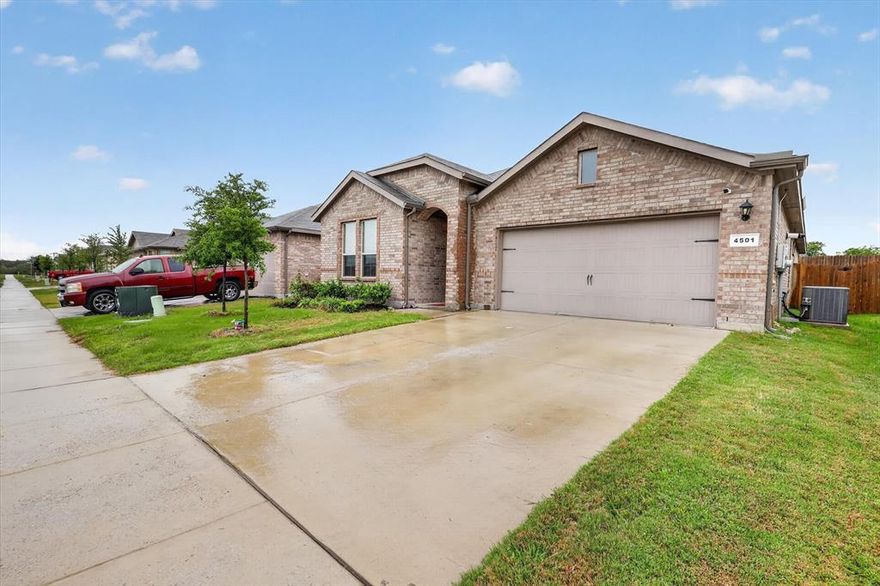 LOCATED IN SUMMER CREEK RANCH, THIS SPACIOUS 5 BEDROOM, 3 BATH HOME OFFERS AN OPEN-CONCEPT LAYOUT IDEAL FOR BOTH EVERYDAY LIVING AND ENTERTAINING. THE DESIGN SEAMLESSLY CONNECTS THE KITCHEN, DINING, AND LIVING AREAS, CREATING A BRIGHT AND FUNCTIONAL FLOW THROUGHOUT THE HOME.
ENJOY DIRECT ACCESS TO A NEIGHBORHOOD WALKING PATH, PERFECT FOR OUTDOOR ACTIVITIES, ALONG WITH HOA AMENITIES INCLUDING A COMMUNITY POOL. THE PROPERTY ALSO FEATURES SOLAR PANELS.
A GREAT COMBINATION OF SPACE, CONVENIENCE, AND COMMUNITY LIVING.