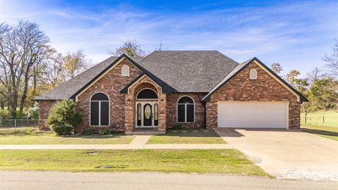 A home in Honey Grove