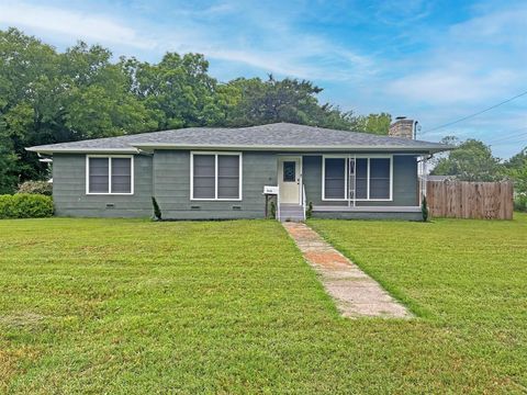 910 N Mill Street Bowie TX 76230