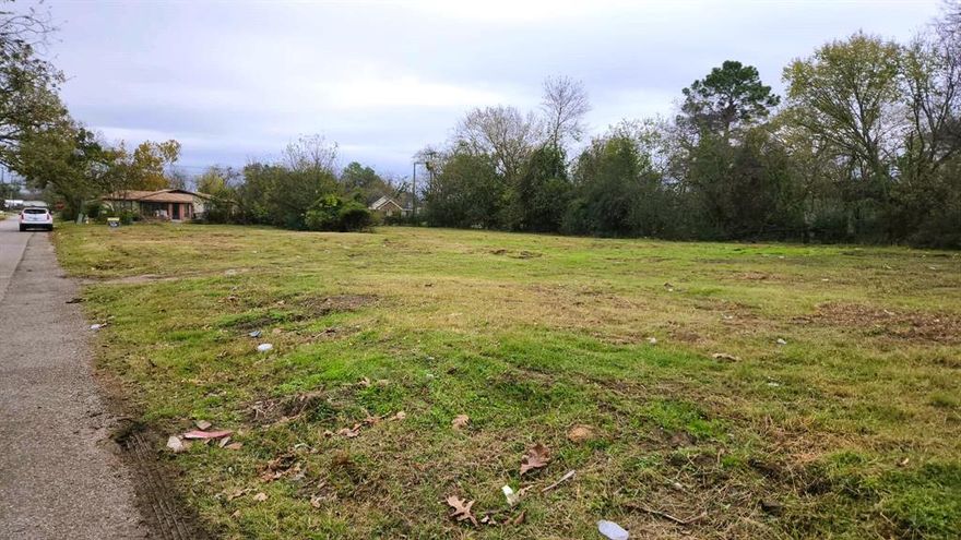 Vacant lots are available and ready for purchase; the seller stated that utilities are accessible. Lots #4, #3, and #2 are included. Please see the attached plat. There is no fence; feel free to drive by.


Buyers are encouraged to verify the square footage, as it may vary from the sources used to gather this information. Additionally, buyers should confirm all relevant building or usage details with the city before purchase.