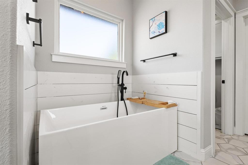 Brandon V Lake Living - Residential