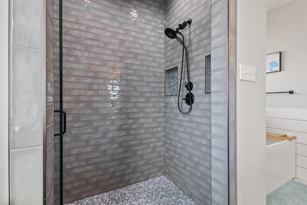 Brandon V Lake Living - Residential