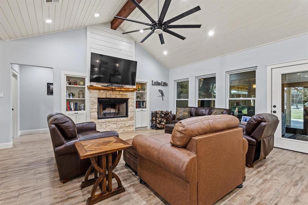 Brandon V Lake Living - Residential