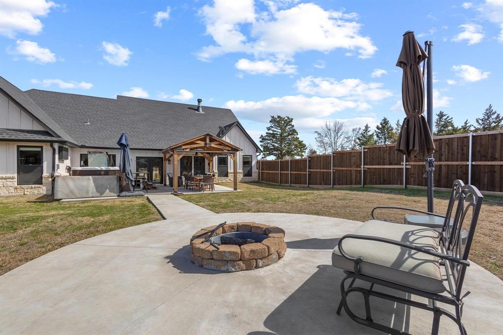 Brandon V Lake Living - Residential