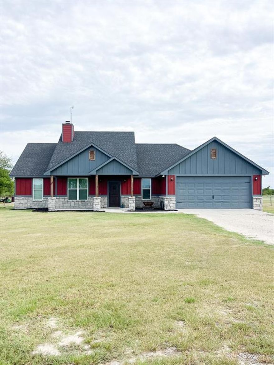 Beautiful 3-bedroom 2-bath house on 1.5 acres 10 mins from downtown Canton and Canton ISD.  This house offers a larger master bathroom and closet. The bathroom has walk in shower and stand-alone tub.  The house features a vaulted ceiling and wood buring fireplace in the living room and the garage has an amazing epoxy coating.