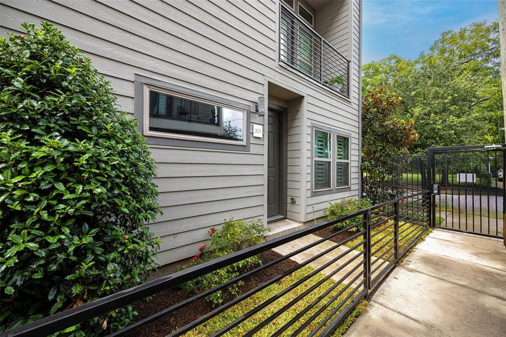 4222 Roseland Bldg 4226 - Residential