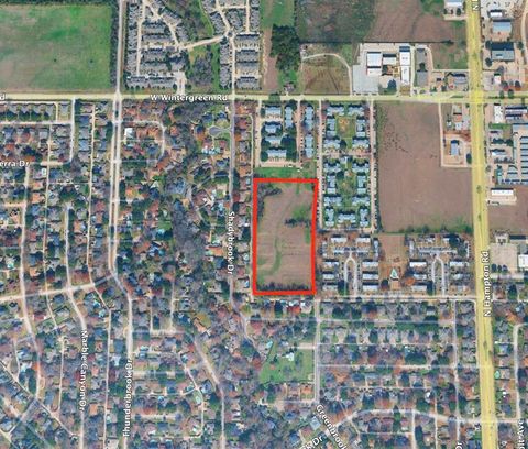 Photo of 300 W Wintergreen Road, DeSoto, TX 75115 (MLS # 21286079)