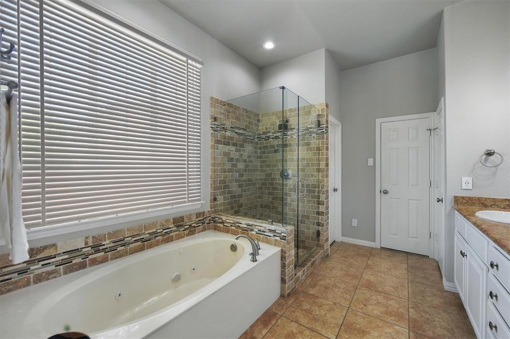 Lantana, Texas 76226, United States, 5 Bedrooms Bedrooms, ,4 BathroomsBathrooms,Residential,Pending,115889