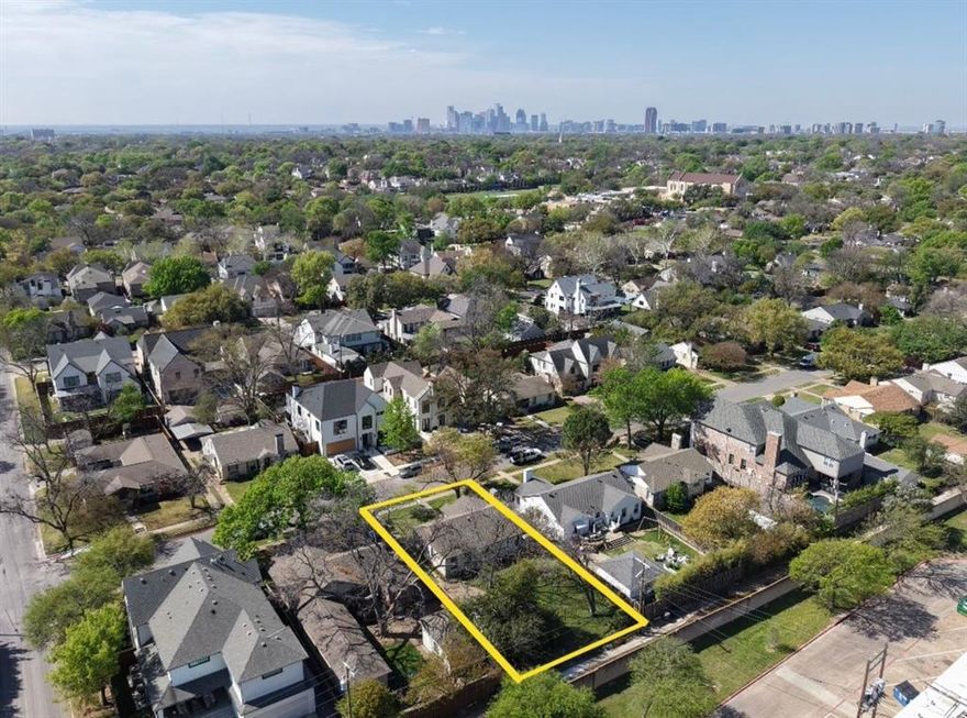 Great opportunity in Lakewood Elementary school district to build new or renovate what there. Bring your buyers and your builders.