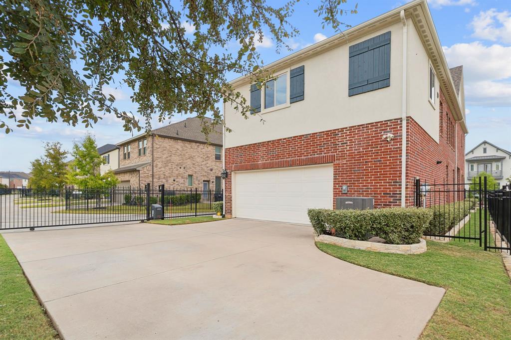 TERRACES OF LAS COLINAS - Residential