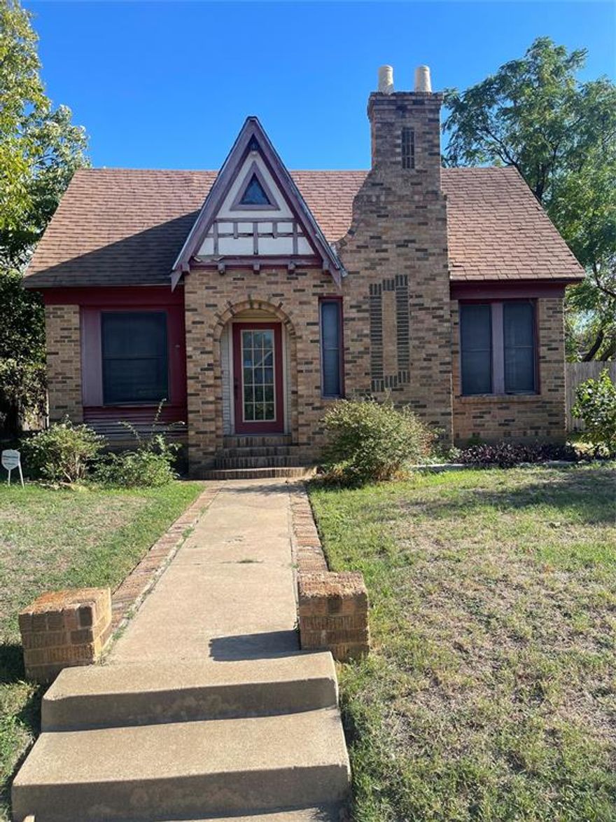 Nestled in a tranquil neighborhood, this fixer-upper offers a unique opportunity for those with a vision and a passion for transformation. Sold as-is, this property is a blank canvas waiting for your personal touch and creative flair. Whether you're an experienced renovator or a first-time homebuyer with a dream, this is your chance to make this house a home. Embrace the challenge, and watch your investment grow!