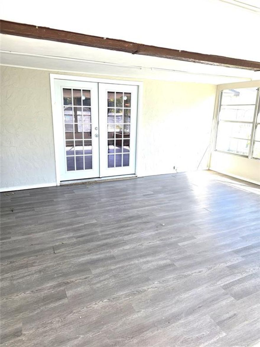 Owner financing available This charming 3 bedroom, 2 bathroom home features an open floor plan, perfect for entertaining. The master suite boasts a large walk-in closet and an en-suite bathroom HOA PAYS FOR WATER N TRASH N MAINTAIN BACKYARD ALSO HAVE A COMUNITY POOL 

BUUYER N BUYER AGENT TO VERIFY SCHOOL ,MEASURMENT ,TAXES, AND ALL OTHER INFORMATION