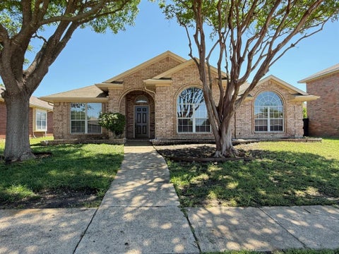 Photo of 621 Oak Forest Lane, Allen, TX 75002 (MLS # 21329552)
