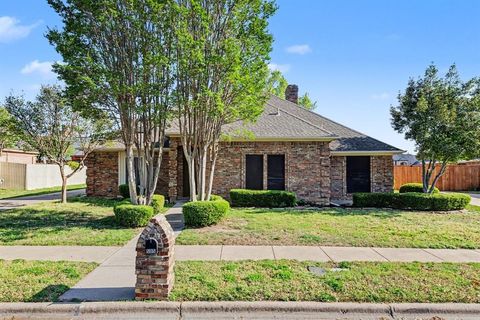 Photo of 505 Springhill Drive, Hurst, TX 76054 (MLS # 21221506)