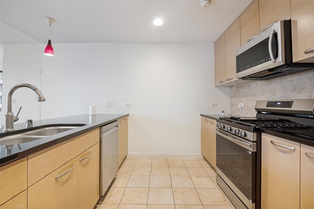 Metropolitan 1200 Main St Condo - Residential