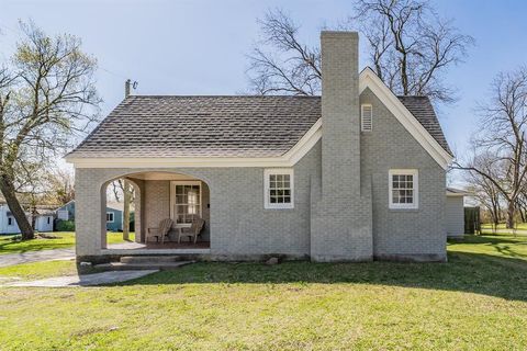 Photo of 1734 E California St, Gainesville, TX 76240 (MLS # 21212807)