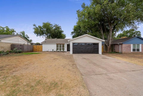 Photo of 609 Thornwood Trail, Grand Prairie, TX 75052 (MLS # 21382202)