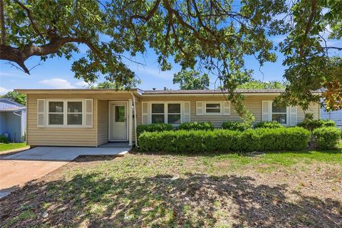 Photo of 807 Highland Drive, Arlington, TX 76010 (MLS # 21271403)