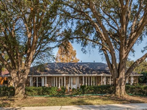 Photo of 1807 S Crest, Carrollton, TX 75006 (MLS # 21126712)