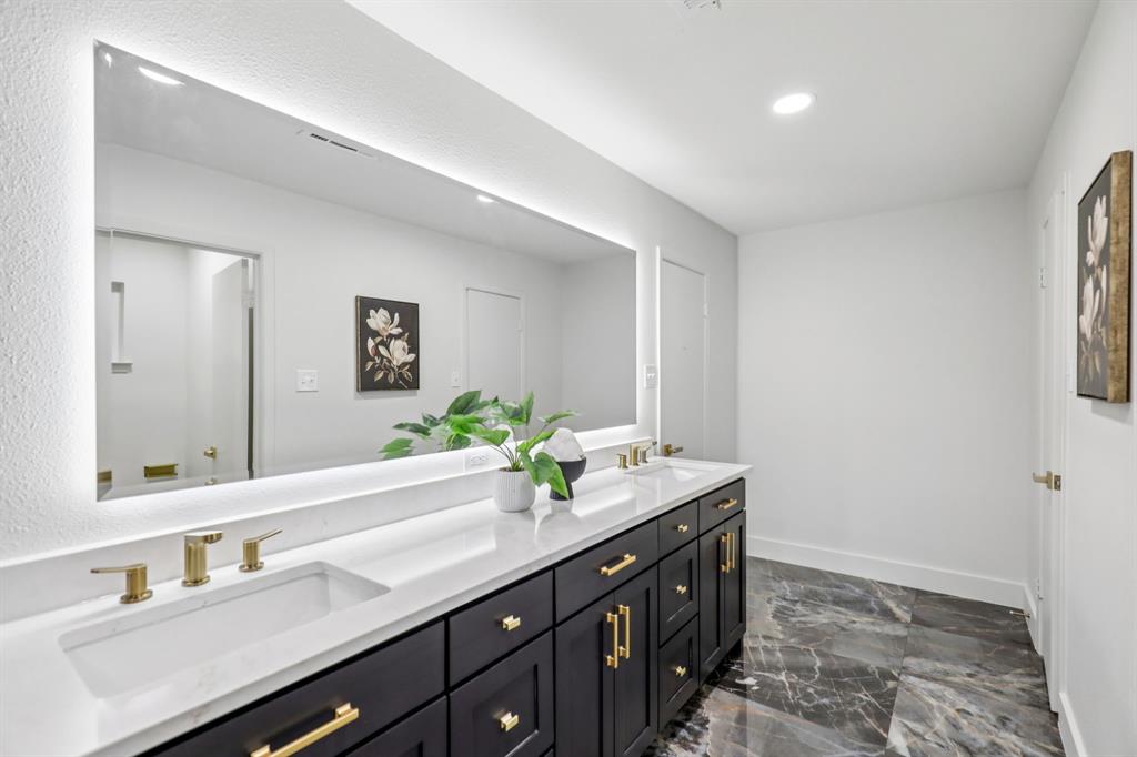 Arlington, Texas 76012, United States, 4 Bedrooms Bedrooms, ,3 BathroomsBathrooms,Residential,Active,237930