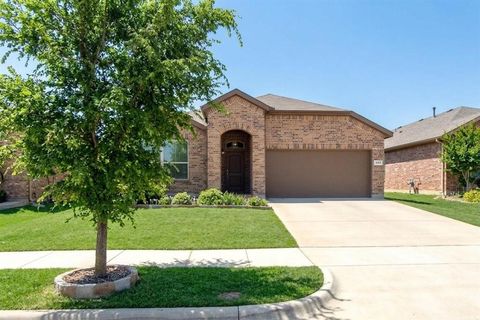 Photo of 409 Oakbluff Drive, Denton, TX 76210 (MLS # 21213804)