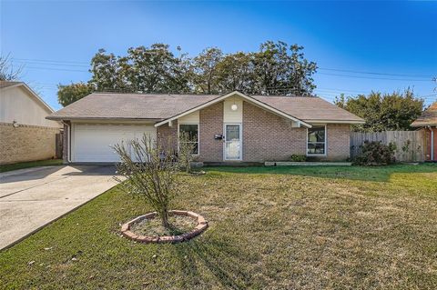 Photo of 501 Kingston Drive, Grand Prairie, TX 75051 (MLS # 21110565)
