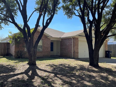 Photo of 909 Greenbend Drive, Denton, TX 76210 (MLS # 21418965)