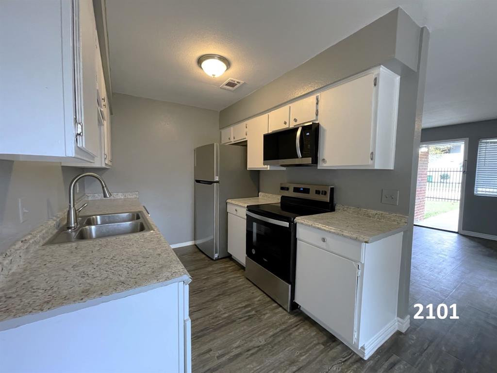 2101 Knoll Crest Drive 2101, 2103, 2105, 2107