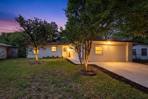 Photo of 2424 Cloverdale Street, Arlington, TX 76010 (MLS # 21233689)