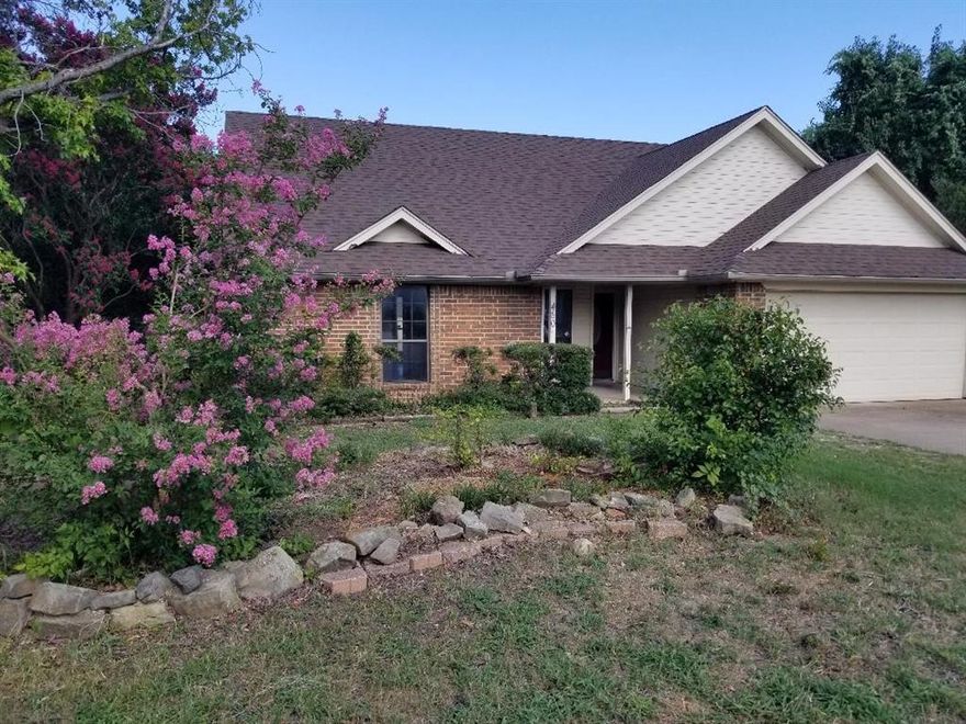 Split bedrooms, large living area with vaulted ceiling and wood burning fireplace. HUGE back yard.   

HUGE cul-de-sac lot

MOVE-IN READY.  Vinyl laminate flooring and tile throughout.