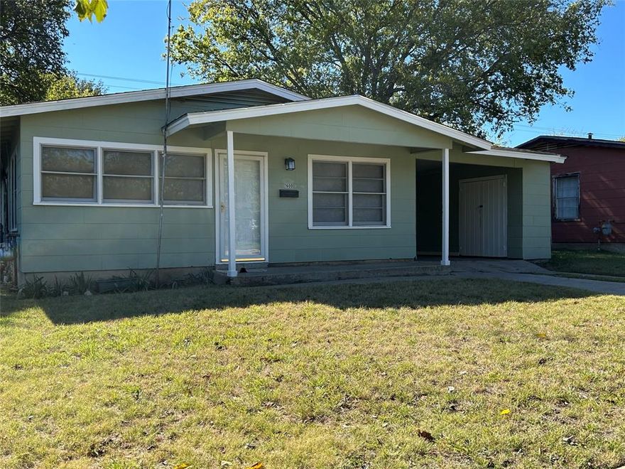 Charming 3 bedroom, 1 bath. great for first time buyers
no survey
No sellers disclosure (Estate Sale)

****updated pluming, wiring and foundation has been repaired****