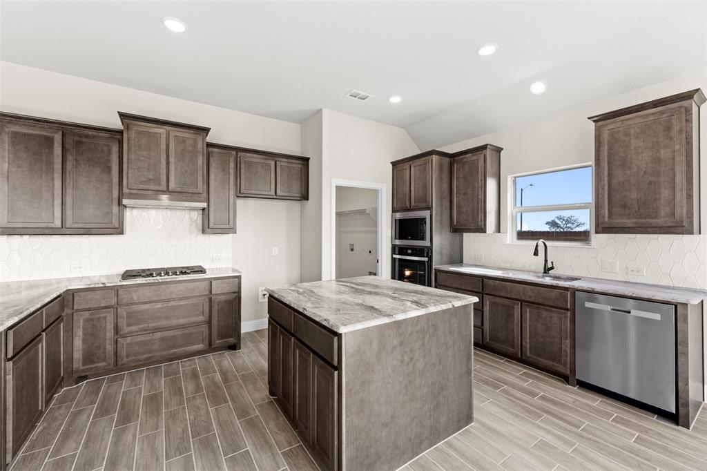 910 Golden Meadow